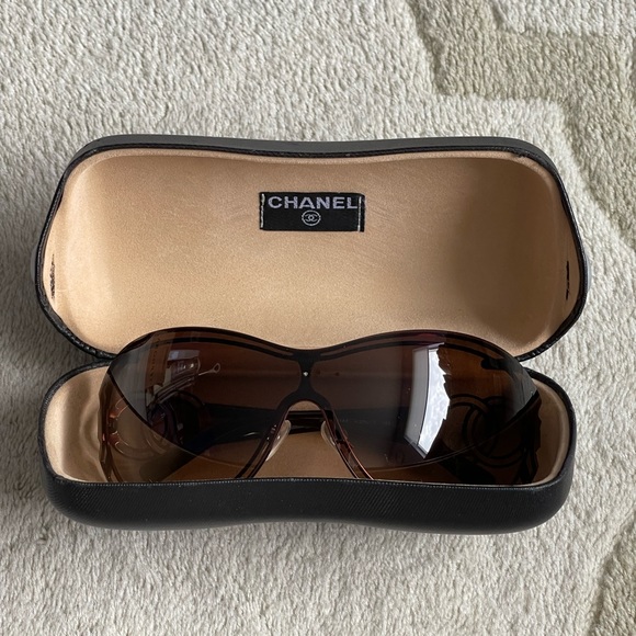 Vintage Chanel sunglasses - Picture 13 of 13